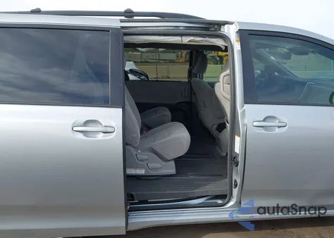 2019 Toyota Sienna Le 8 Passenger z USA, uszkodzony, nr VIN 5TDKZ3DC7KS969959